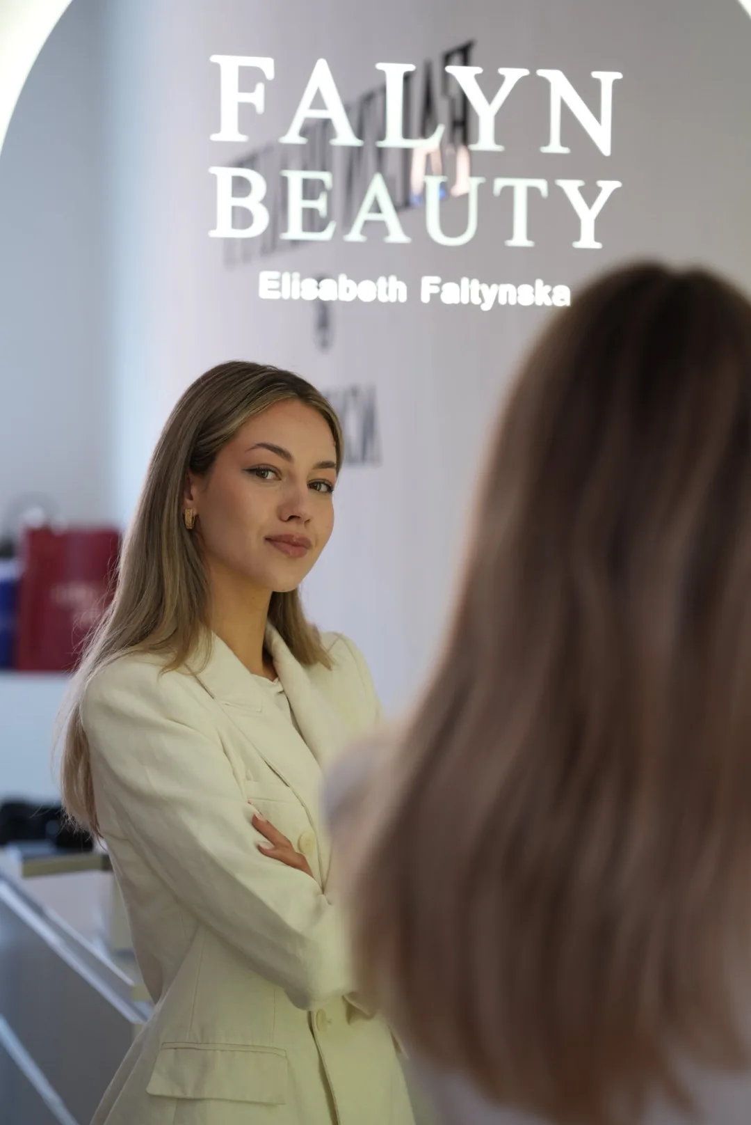 Elisabeth Faltynska im Beratungsgespräch — FALYN Academy Innsbruck